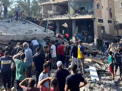 الطيران الحربي يدمر منزل عائلة منصور في دير البلح وسط القطاع.