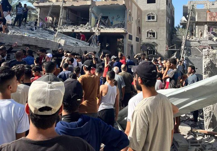 الطيران الحربي يدمر منزل عائلة منصور في دير البلح وسط القطاع.