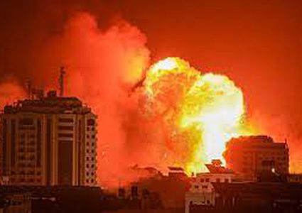 شهداء وجرحى في غارات إسرائيلية على منازل ومستشفيات ومدارس في غزة