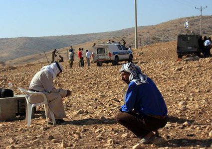 الاحتلال يفتش منازل ومستوطنون يتلفون خط المياه في مسافر يطا