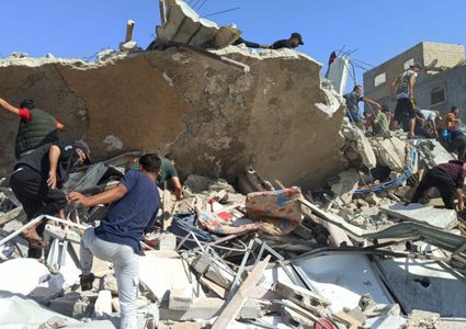 انتشال عشرات جثامين الشهداء من داخل مدرسة البراق شمال مدينة غزة