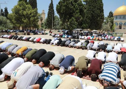 4  آلاف مصل يؤدون صلاة الجمعة في المسجد الأقصى بسبب قيود الاحتلال