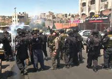 قوات الاحتلال تعتدي على المصلين في حي وادي الجوز بالقدس