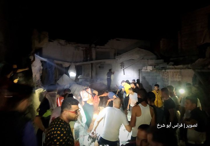 دمار كبير و3 شهداء وإصابات؛ جرّاء قصف الاحتلال منزلاً لعائلة الجعيدي غرب رفح.