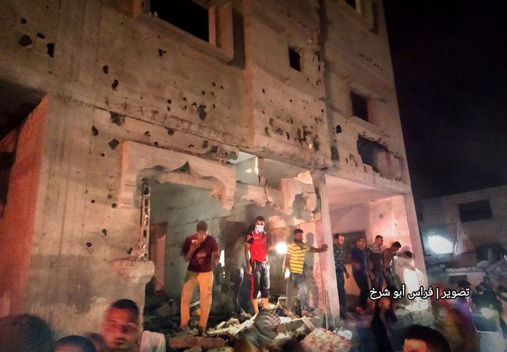 دمار كبير و3 شهداء وإصابات؛ جرّاء قصف الاحتلال منزلاً لعائلة الجعيدي غرب رفح.