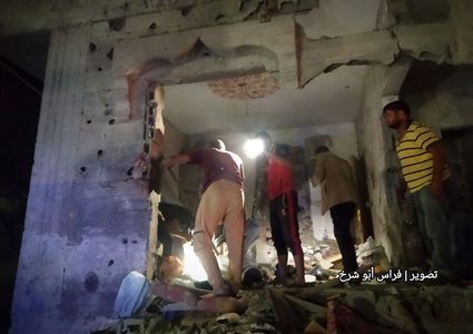 دمار كبير و3 شهداء وإصابات؛ جرّاء قصف الاحتلال منزلاً لعائلة الجعيدي غرب رفح.