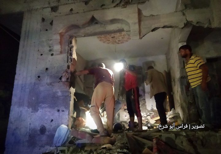 دمار كبير و3 شهداء وإصابات؛ جرّاء قصف الاحتلال منزلاً لعائلة الجعيدي غرب رفح.