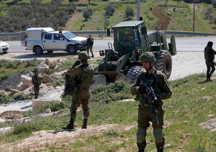 الاحتلال يغلق طريق شوفة كفر اللبد جنوب شرق طولكرم بالسواتر الترابية