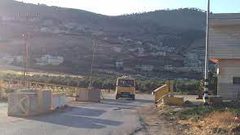 الاحتلال يعتقل مواطنا قرب حاجز عورتا ويغلق طرقا حول نابلس