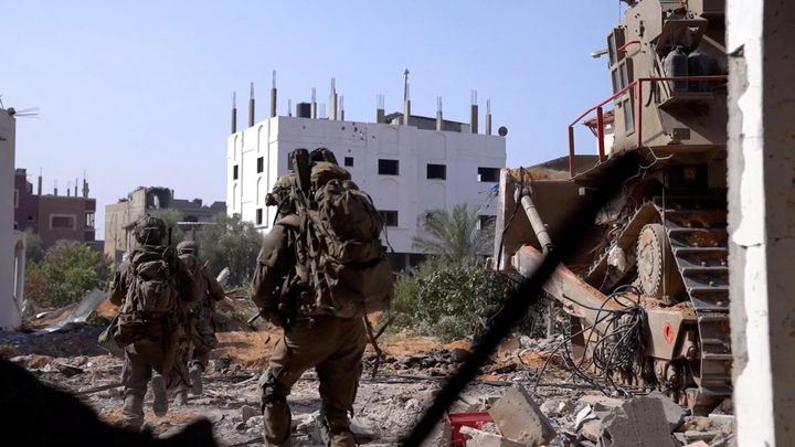 آليات الاحتلال تحاصر مجمع الشفاء الطبي وتستهدفه بشكل مباشر