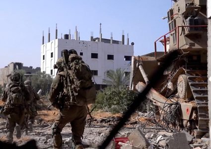 آليات الاحتلال تحاصر مجمع الشفاء الطبي وتستهدفه بشكل مباشر