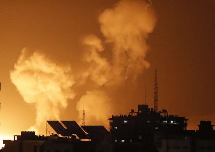 طيران الاحتلال يشن غارات في شمال ووسط وجنوب قطاع غزة