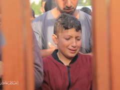 من وداع الشهيد ناجي أبو رجيلة، الذي ارتقى إثر استهداف الاحتلال منزل في مدخل بلدة خزاعة شرق خان يونس يوم أمس وتم انتشاله اليوم.
