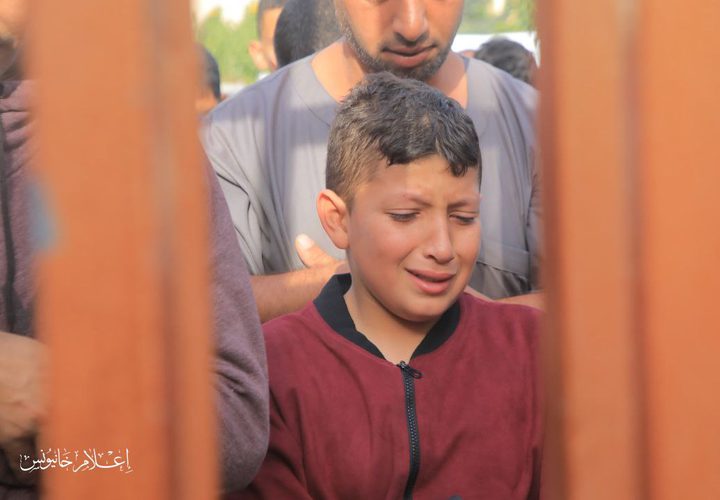 من وداع الشهيد ناجي أبو رجيلة، الذي ارتقى إثر استهداف الاحتلال منزل في مدخل بلدة خزاعة شرق خان يونس يوم أمس وتم انتشاله اليوم.