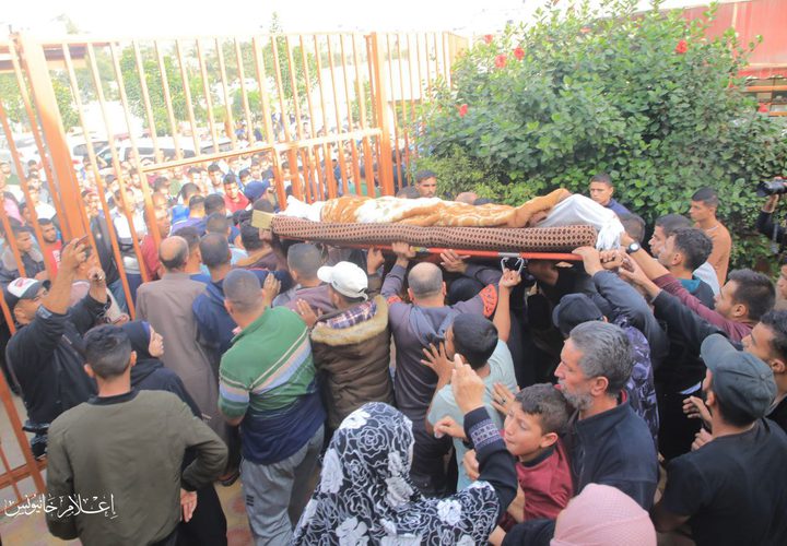 من وداع الشهيد ناجي أبو رجيلة، الذي ارتقى إثر استهداف الاحتلال منزل في مدخل بلدة خزاعة شرق خان يونس يوم أمس وتم انتشاله اليوم.