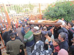 من وداع الشهيد ناجي أبو رجيلة، الذي ارتقى إثر استهداف الاحتلال منزل في مدخل بلدة خزاعة شرق خان يونس يوم أمس وتم انتشاله اليوم.