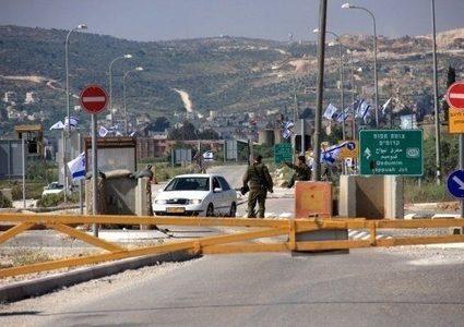 للمرة الثانية: الاحتلال يعيد اغلاق الطريق بين بيت فوريك وطانا شرق نابلس