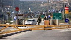 للمرة الثانية: الاحتلال يعيد اغلاق الطريق بين بيت فوريك وطانا شرق نابلس