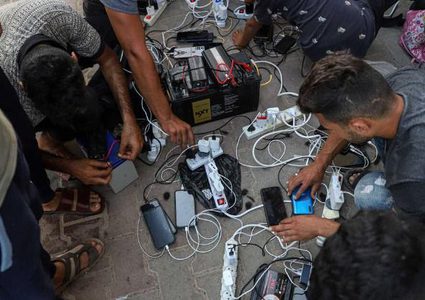 خدمة الاتصالات والإنترنت ستتوقف بالكامل في غزة الخميس