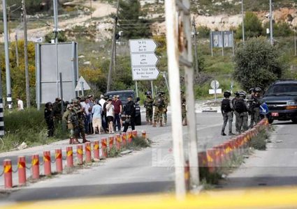 مستعمرون يهاجمون مركبات المواطنين على طريق رام الله نابلس