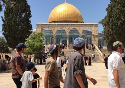 عشرات المستوطنين يقتحمون الأقصى