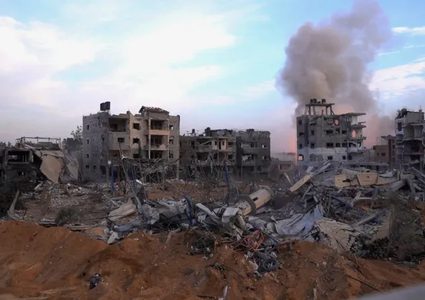 آليات الاحتلال تواصل حصار مجمع الشفاء الطبي واستهداف مستشفيي القدس والنصر