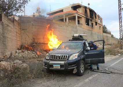 (محدث) إصابة صحفي في استهداف الاحتلال موكباً اعلامياً جنوب لبنان