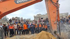 طواقم الدفاع المدني تواصل جهودها في انتشال الشهداء بقصفِ منزل في خانيونس