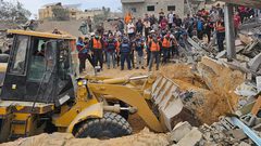 طواقم الدفاع المدني تواصل جهودها في انتشال الشهداء بقصفِ منزل في خانيونس