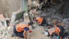 طواقم الدفاع المدني تواصل جهودها في انتشال الشهداء بقصفِ منزل في خانيونس