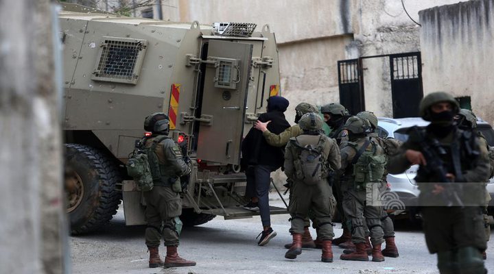 الاحتلال يعتقل ثلاثة أشقاء من قطنة شمال غرب القدس