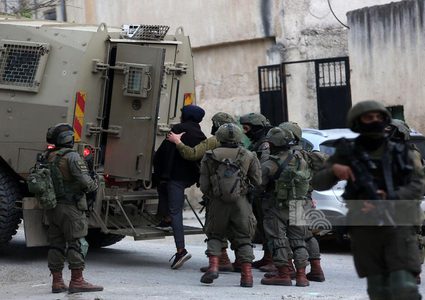 الاحتلال يعتقل ثلاثة أشقاء من قطنة شمال غرب القدس