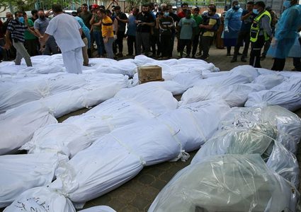 دفن جثامين 170 شهيدا بمقبرة جماعية في ساحة مجمع الشفاء الطبي