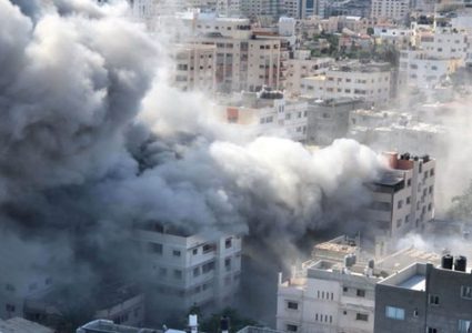 10 شهداء وعدد من الاصابات في قصف اسرائيلي لمنزلين في خان يونس
