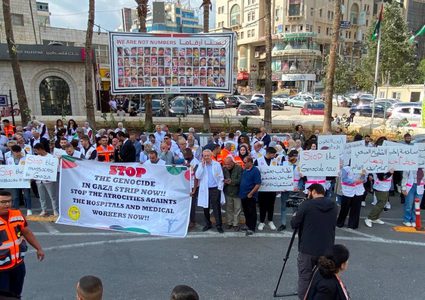 رام الله: الإغاثة الطبية ونقابة الأطباء تنظمان مسيرة دعماً للكوادر للصحية في غزة