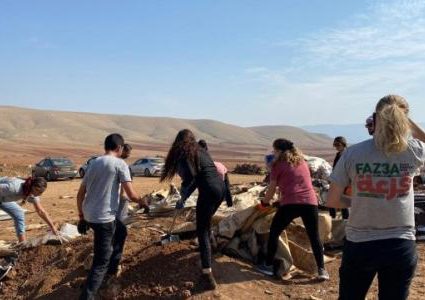 مستوطنون يغلقون مفترق عين الحلوة بالأغوار الشمالية