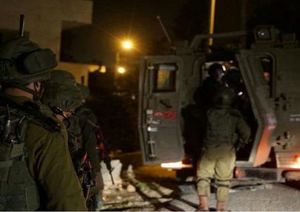 قوة خاصة من جيش الاحتلال تعتقل شابا من البيرة