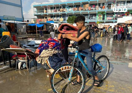 معاناة النازحين في مراكز الإيواء في رفح.