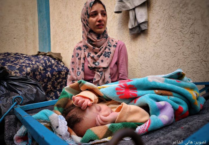 معاناة النازحين في خيام الإيواء في قطاع غزة مع دخول الأمطار والأجواء الباردة