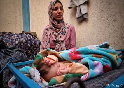 معاناة النازحين في خيام الإيواء في قطاع غزة مع دخول الأمطار والأجواء الباردة