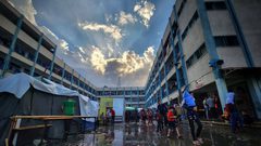 معاناة النازحين في خيام الإيواء في قطاع غزة مع دخول الأمطار والأجواء الباردة