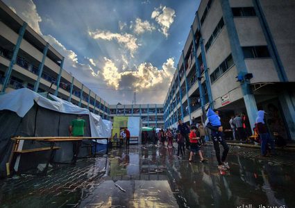 معاناة النازحين في خيام الإيواء في قطاع غزة مع دخول الأمطار والأجواء الباردة