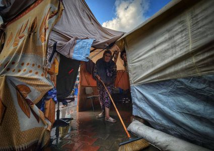 معاناة النازحين في خيام الإيواء في قطاع غزة مع دخول الأمطار والأجواء الباردة