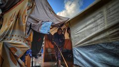 معاناة النازحين في خيام الإيواء في قطاع غزة مع دخول الأمطار والأجواء الباردة