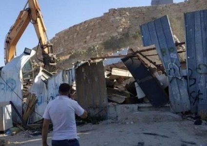 الاحتلال يجبر عائلة على مغادرة أرضها ويستولي على بركس شرق بيت لحم