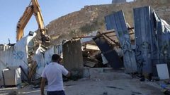 الاحتلال يجبر عائلة على مغادرة أرضها ويستولي على بركس شرق بيت لحم