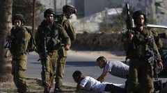 الاحتلال يصيب ثلاثة مواطنين ويعتقل 20 آخرين بينهم 15 طالبة جامعية في الخليل