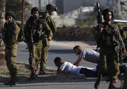 الاحتلال يصيب ثلاثة مواطنين ويعتقل 20 آخرين بينهم 15 طالبة جامعية في الخليل