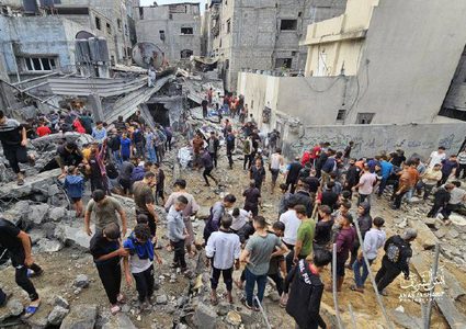 طيران الاحتلال يدمر عدة منازل في مخيم جباليا على رؤوس ساكنيها