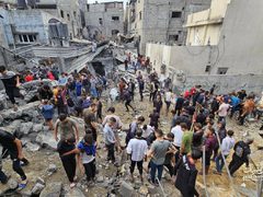 طيران الاحتلال يدمر عدة منازل في مخيم جباليا على رؤوس ساكنيها